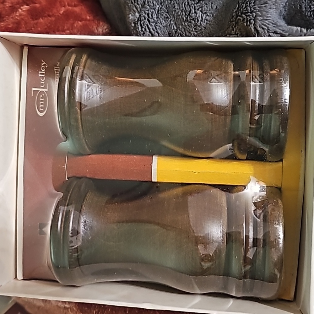 NEW VINTAGE Mr. DUDLEY WOODEN PEPPER MILLS / SALT SHAKER